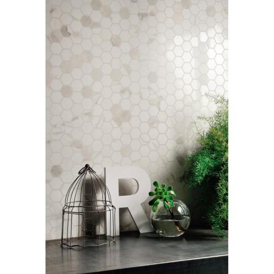 hexagon mintas barna es feher erezetes marvany mintas csempe modern fiatalos elegans luxus lakas furdoszoba konyha lameridiana lakberendezes.jpg